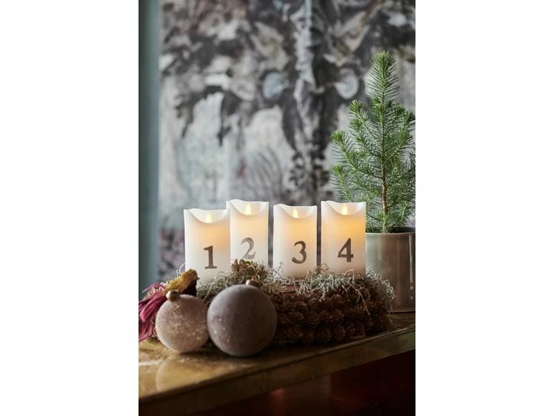 Sirius LED-Kerze Sara Advent, 4 x Ø 7.5 x 13 cm, Silber/Weiss 2 Sirius LED-Kerze Sara Advent, 4 x Ø 7.5 x 13 cm, Silber/Weiss – Bild 2